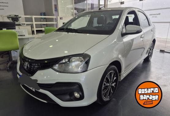 Autos - Toyota Sedan XLS 2019 Nafta 67000Km - En Venta