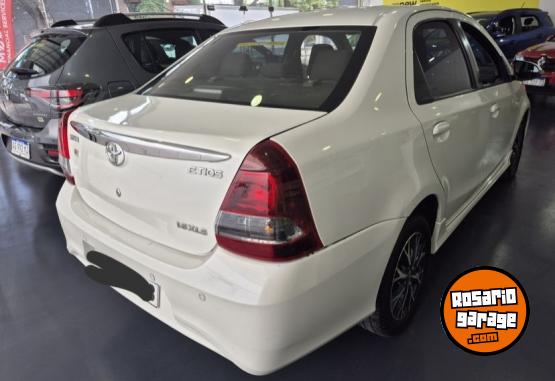 Autos - Toyota Sedan XLS 2019 Nafta 67000Km - En Venta