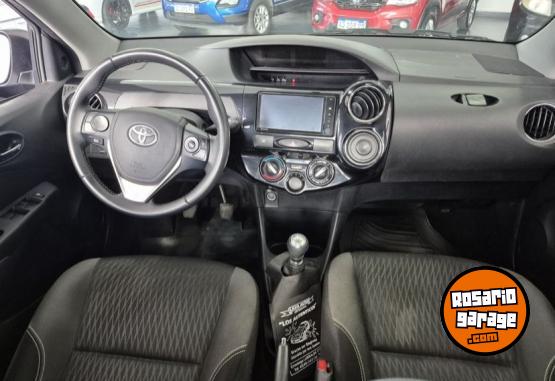 Autos - Toyota Sedan XLS 2019 Nafta 67000Km - En Venta