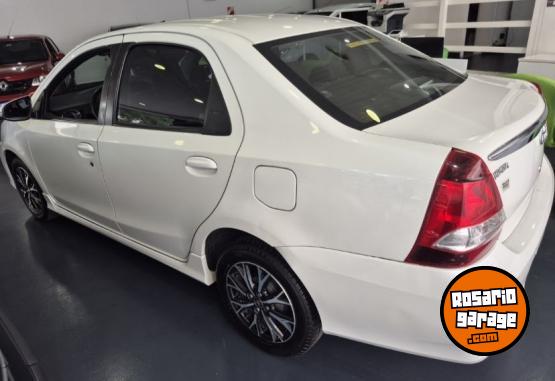 Autos - Toyota Sedan XLS 2019 Nafta 67000Km - En Venta
