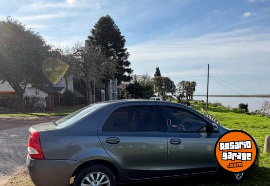 Autos - Toyota Etios 2014 Nafta 145000Km - En Venta