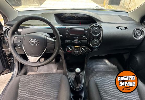 Autos - Toyota Etios XLS 2015 Nafta 180000Km - En Venta