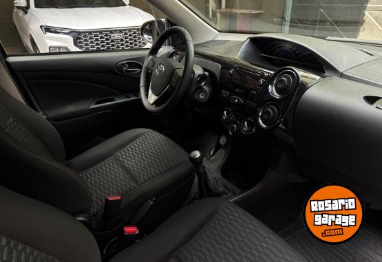 Autos - Toyota Etios XLS 2015 Nafta 180000Km - En Venta