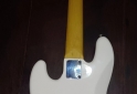 Instrumentos Musicales - Bajo SQUIER y pedales Behringer - En Venta