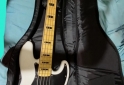 Instrumentos Musicales - Bajo SQUIER y pedales Behringer - En Venta