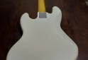 Instrumentos Musicales - Bajo SQUIER y pedales Behringer - En Venta