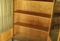 Hogar - Biblioteca de 2 puertas con vidrio & 4 estantes - Antigua. - En Venta