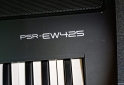 Instrumentos Musicales - teclado yamaha psr ew 425   practicamente nuevo - En Venta