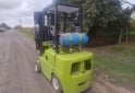 Camiones y Gr�as - VENDO AUTOELEVADOR CLARK 2.5 TN - En Venta
