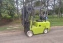 Camiones y Gr�as - VENDO AUTOELEVADOR CLARK 2.5 TN - En Venta