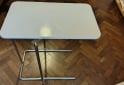 Hogar - MESITA AUXILIAR LAQUEADA BLANCA CON PATAS DE ACERO INOXIDABLE - En Venta