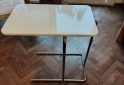 Hogar - MESITA AUXILIAR LAQUEADA BLANCA CON PATAS DE ACERO INOXIDABLE - En Venta