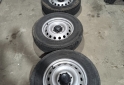 Accesorios para Autos - Vendo 4 cubiertas y llantas de chapa de la Toyota Hilux Dx - En Venta