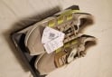 Indumentaria - Excelente Par de Zapas Adidas Originales Modelo Astrastar Talle USA 10.5 Nuevas en Caja sin Estrenar - En Venta