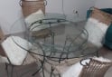 Hogar - Juego de Mesa Redonda de Hierro y Vidrio + 4 Sillas de Mimbre - En Venta