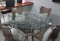 Hogar - Juego de Mesa Redonda de Hierro y Vidrio + 4 Sillas de Mimbre - En Venta