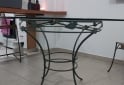Hogar - Juego de Mesa Redonda de Hierro y Vidrio + 4 Sillas de Mimbre - En Venta