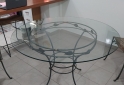 Hogar - Juego de Mesa Redonda de Hierro y Vidrio + 4 Sillas de Mimbre - En Venta