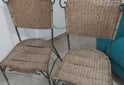 Hogar - Juego de Mesa Redonda de Hierro y Vidrio + 4 Sillas de Mimbre - En Venta