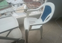 Hogar - Excelente Mesa Carrobar con Compartimentos y Dos Sillas Plásticas Apilables Como Nuevas - En Venta