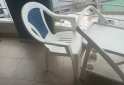 Hogar - Excelente Mesa Carrobar con Compartimentos y Dos Sillas Plásticas Apilables Como Nuevas - En Venta