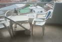 Hogar - Excelente Mesa Carrobar con Compartimentos y Dos Sillas Plásticas Apilables Como Nuevas - En Venta