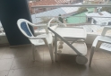 Hogar - Excelente Mesa Carrobar con Compartimentos y Dos Sillas Plásticas Apilables Como Nuevas - En Venta