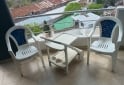 Hogar - Hermoso Juego de Mesa Carrobar con Rueditas y Compartimentos para Bebidas y Dos Sillas Plásticas Apilables Como Nuevas - En Venta