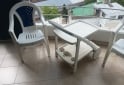 Hogar - Hermoso Juego de Mesa Carrobar con Rueditas y Compartimentos para Bebidas y Dos Sillas Plásticas Apilables Como Nuevas - En Venta