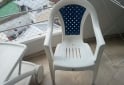 Hogar - Hermoso Juego de Mesa Carrobar con Rueditas y Compartimentos para Bebidas y Dos Sillas Plásticas Apilables Como Nuevas - En Venta