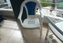 Hogar - Hermoso Juego de Mesa Carrobar con Rueditas y Compartimentos para Bebidas y Dos Sillas Plásticas Apilables Como Nuevas - En Venta